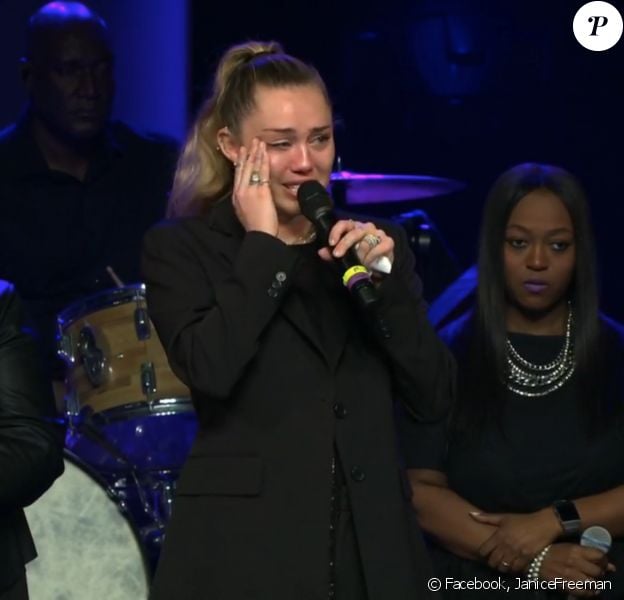 Miley Cyrus et son père Billy Ray rendent hommage à la chanteuse et candidate de "The Voice", Janice Freeman, le 18 mars 2019.