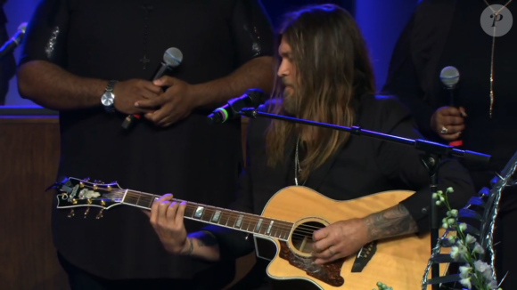 Miley Cyrus et son père Billy Ray rendent hommage à la chanteuse et candidate de "The Voice", Janice Freeman, le 18 mars 2019.