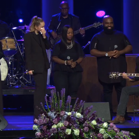 Miley Cyrus et son père Billy Ray rendent hommage à la chanteuse et candidate de "The Voice", Janice Freeman, le 18 mars 2019.