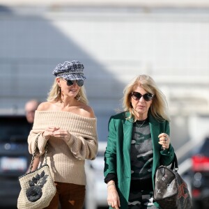 Semi-exclusif - Laeticia Hallyday emmène sa mère Françoise Thibault au salon de coiffure "Alma Salon"avant d'aller bruncher chez Ladurée avant la sortie de l'école à Beverly Hills le 7 février 2019.