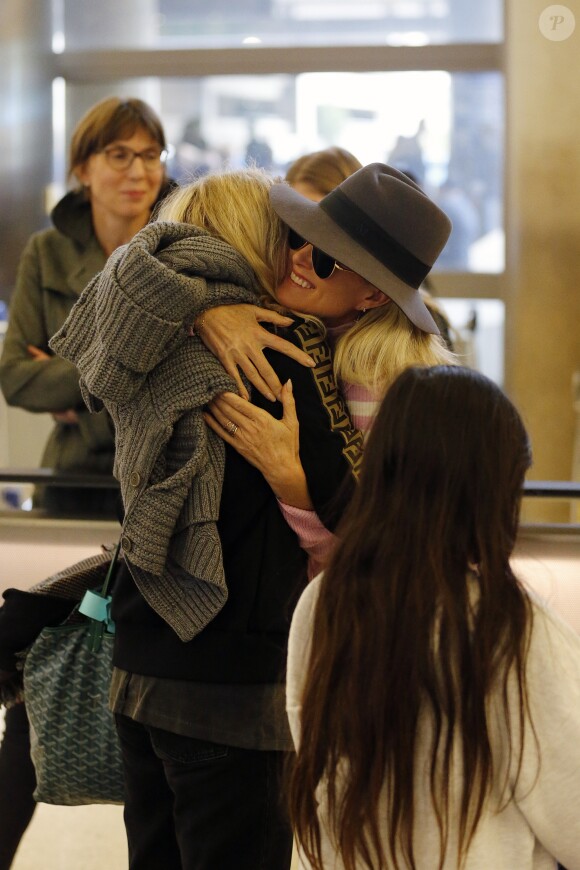 Laeticia Hallyday est allée accueillir sa maman Françoise Thibault avec ses filles Jade et Joy à l'aéroport de Los Angeles le 3 février 2019.