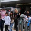 Laeticia Hallyday est allée accueillir sa maman Françoise Thibault avec ses filles Jade et Joy à l'aéroport de Los Angeles le 3 février 2019. Sur le chemin du retour, Laeticia s'est arrêtée au volant de sa Bentley chez "In-N-Out Burger" pour commander des burgers à emporter.
