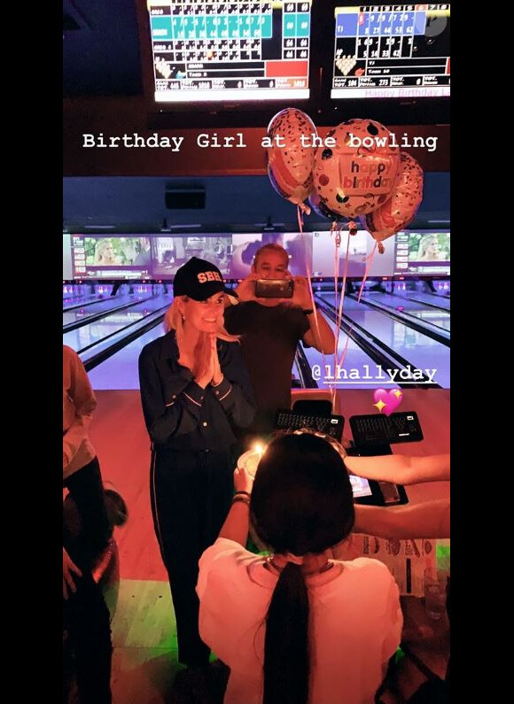 Laeticia Hallyday a passé sa soirée d'anniversaire (44 ans) dans un bowling de Los Angeles. Instagram, le 18 mars 2017.