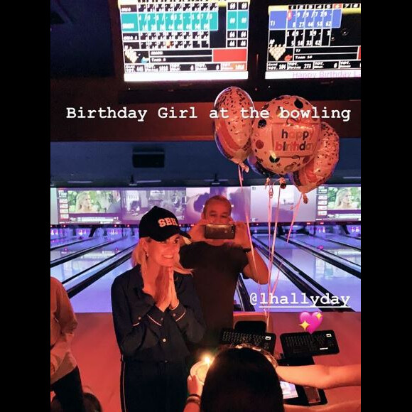 Laeticia Hallyday a passé sa soirée d'anniversaire (44 ans) dans un bowling de Los Angeles. Instagram, le 18 mars 2017.