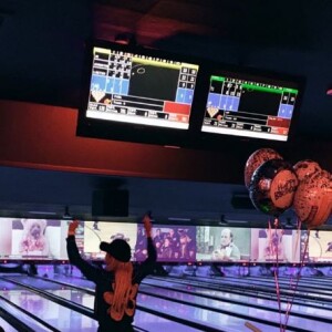 Laeticia Hallyday a passé sa soirée d'anniversaire (44 ans) dans un bowling de Los Angeles. Instagram, le 18 mars 2017.