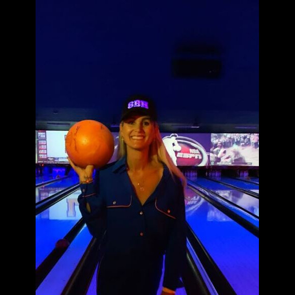 Laeticia Hallyday a passé sa soirée d'anniversaire (44 ans) dans un bowling de Los Angeles. Instagram, le 18 mars 2017.