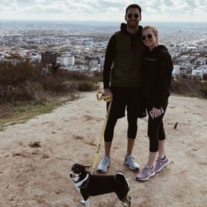 Ilona Smet et son compagnon Kamran Ahmed posent avec un chien prénommé Emma à Los Angeles. Photo publiée sur Instagram le 6 janvier 2019. 