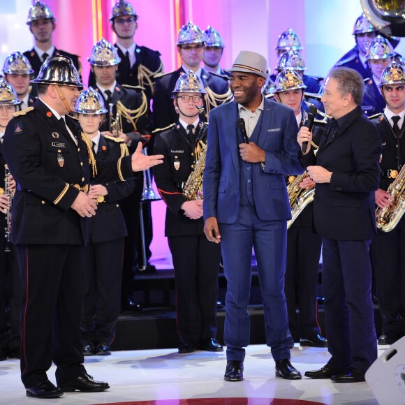 Exclusif - Michel Drucker et la brigade des Pompiers pour le spectacle "Musiques de L'armée Française" - Enregistrement de l'émission "Vivement Dimanche prochain", présentée par M.Drucker et diffusée le 24 mars sur France 2. Le 18 mars 2019 © Guillaume Gaffiot / Bestimage