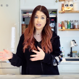 EnjoyPhoenix dans sa vidéo sur les produits ménagers maison, le 13 mars 2019.