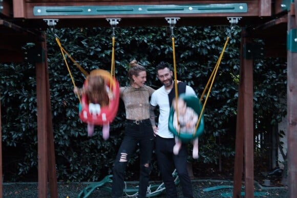 Adam Levine et Behati Prinsloo avec leurs filles Dusty Rose et Gio Grace, photo Instagram.