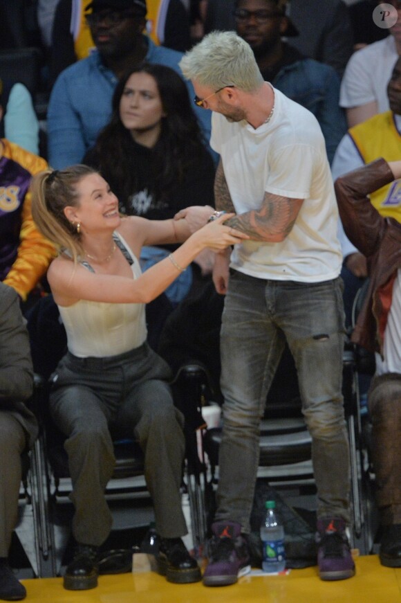 Behati Prinsloo et Adam Levine devant un match de basket des Lakers (contre les Pelicans) à Los Angeles le 21 décembre 2018.