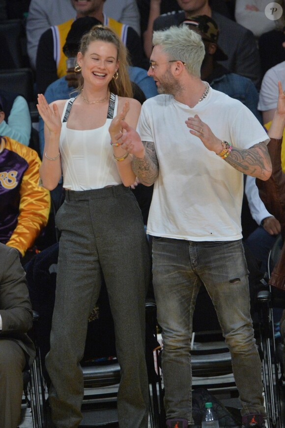 Behati Prinsloo et Adam Levine devant un match de basket des Lakers (contre les Pelicans) à Los Angeles le 21 décembre 2018.
