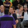 Behati Prinsloo et Adam Levine devant un match de basket des Lakers (contre les Pelicans) à Los Angeles le 21 décembre 2018.
