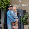Exclusif - Adam Levine et sa femme Behati Prinsloo attendent leur voiture après le déjeuner au Giorgio Baldi le 23 juin 2017.