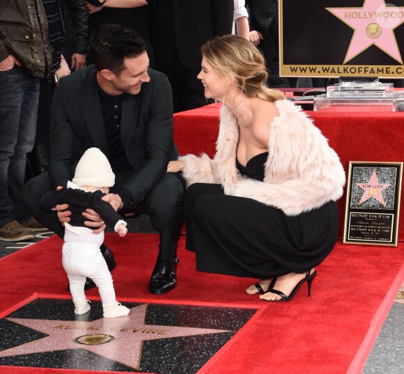 Adam Levine et sa femme Behati Prinsloo lors de l'inauguration de l'étoile d'Adam Levine sur le Walk of Fame à Hollywood, le 10 février 2017
