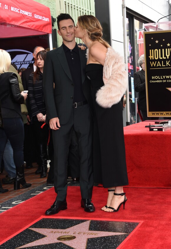 Adam Levine et sa femme Behati Prinsloo lors de l'inauguration de l'étoile d'Adam Levine sur le Walk of Fame à Hollywood, le 10 février 2017