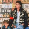 Michael Jackson et Wade Robson (à sa droite), en 1990.