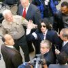 Michael Jackson lors de son arrivée au tribunal de Santa Maria en 2004, dans le cadre de son procès pour agression sexuelle sur enfant.