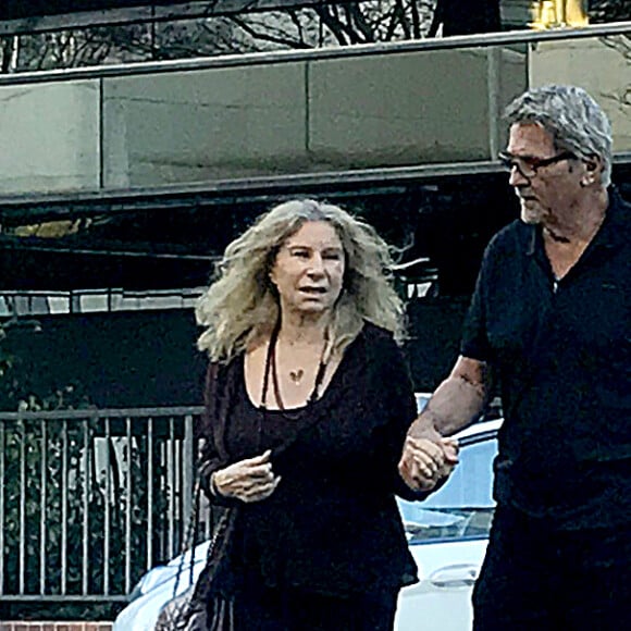 Exclusif - Barbra Streisand et son mari James Brolin traversent une rue main dans la main à Beverly Hills le 12 mars 2019.