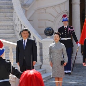 Le prince Albert II et la princesse Charlene de Monaco ont accueilli en visite officielle le président Chinois Xi Jinping et sa femme Peng Liyuan le 24 mars 2019 dans la cour d'honneur du palais princier à Monaco. © Bruno Bebert / Bestimage