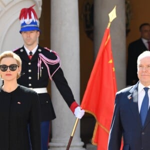 Le prince Albert II et la princesse Charlene de Monaco ont accueilli en visite officielle le président Chinois Xi Jinping et sa femme Peng Liyuan le 24 mars 2019 dans la cour d'honneur du palais princier à Monaco. © Bruno Bebert / Bestimage