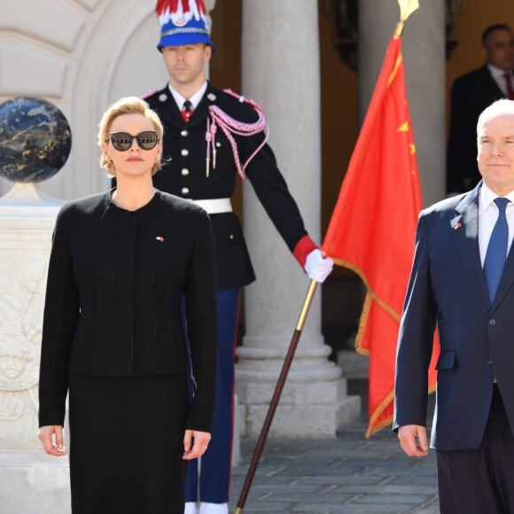 Le prince Albert II et la princesse Charlene de Monaco ont accueilli en visite officielle le président Chinois Xi Jinping et sa femme Peng Liyuan le 24 mars 2019 dans la cour d'honneur du palais princier à Monaco. © Bruno Bebert / Bestimage