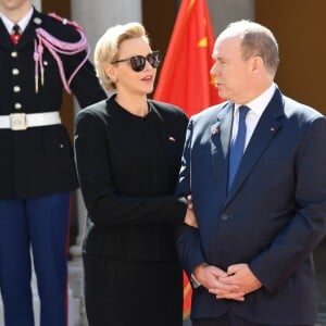 Le prince Albert II et la princesse Charlene de Monaco ont accueilli en visite officielle le président Chinois Xi Jinping et sa femme Peng Liyuan le 24 mars 2019 dans la cour d'honneur du palais princier à Monaco. © Bruno Bebert / Bestimage