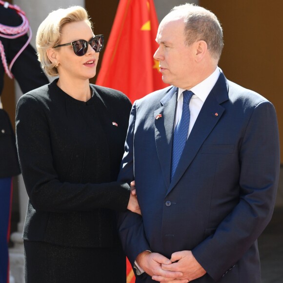 Le prince Albert II et la princesse Charlene de Monaco ont accueilli en visite officielle le président Chinois Xi Jinping et sa femme Peng Liyuan le 24 mars 2019 dans la cour d'honneur du palais princier à Monaco. © Bruno Bebert / Bestimage