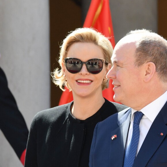 Le prince Albert II et la princesse Charlene de Monaco, tout sourire après avoir aperçu son fils Jacques à la fenêtre, ont accueilli en visite officielle le président Chinois Xi Jinping et sa femme Peng Liyuan le 24 mars 2019 dans la cour d'honneur du palais princier à Monaco. © Bruno Bebert / Bestimage