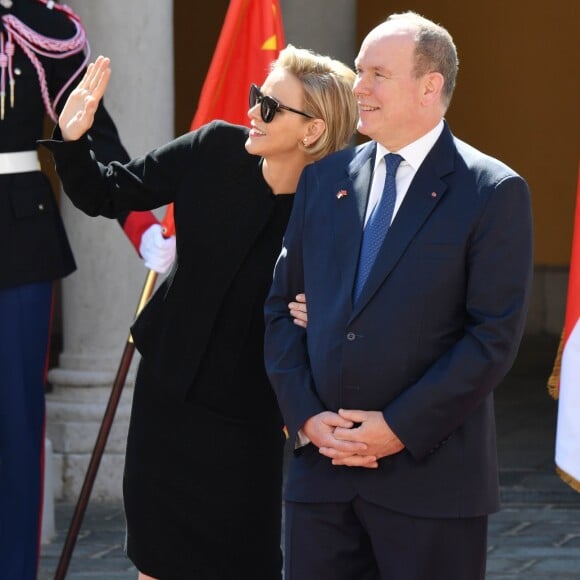 Le prince Albert II et la princesse Charlene de Monaco - qui fait ici coucou à leur fils le prince Jacques - ont accueilli en visite officielle le président Chinois Xi Jinping et sa femme Peng Liyuan le 24 mars 2019 dans la cour d'honneur du palais princier à Monaco. © Bruno Bebert / Bestimage