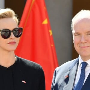 Le prince Albert II et la princesse Charlene de Monaco ont accueilli en visite officielle le président Chinois Xi Jinping et sa femme Peng Liyuan le 24 mars 2019 dans la cour d'honneur du palais princier à Monaco. © Bruno Bebert / Bestimage