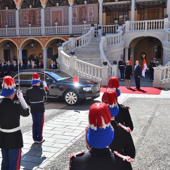 Le prince Albert II et la princesse Charlene de Monaco ont accueilli en visite officielle le président Chinois Xi Jinping et sa femme Peng Liyuan le 24 mars 2019 dans la cour d'honneur du palais princier à Monaco. © Bruno Bebert / Bestimage