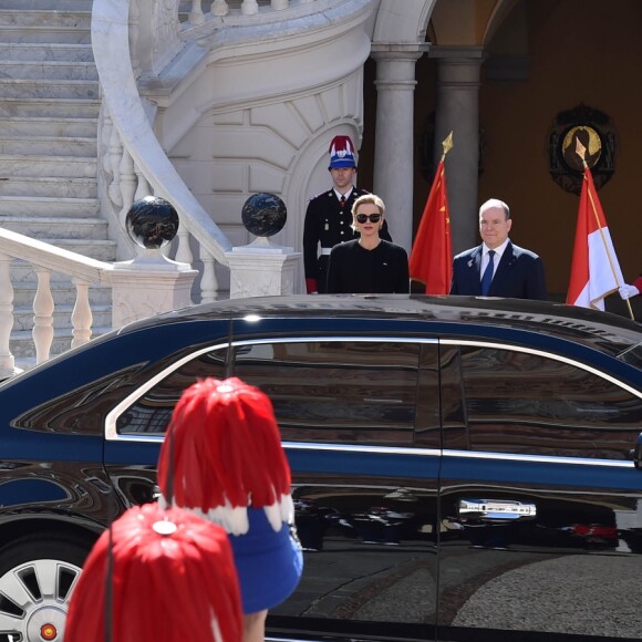 Le prince Albert II et la princesse Charlene de Monaco ont accueilli en visite officielle le président Chinois Xi Jinping et sa femme Peng Liyuan le 24 mars 2019 dans la cour d'honneur du palais princier à Monaco. © Bruno Bebert / Bestimage