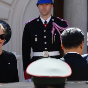 Le prince Albert II et la princesse Charlene de Monaco ont accueilli en visite officielle le président Chinois Xi Jinping et sa femme Peng Liyuan le 24 mars 2019 dans la cour d'honneur du palais princier à Monaco. © Bruno Bebert / Bestimage