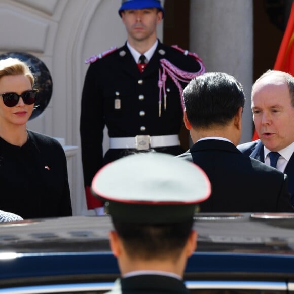 Le prince Albert II et la princesse Charlene de Monaco ont accueilli en visite officielle le président Chinois Xi Jinping et sa femme Peng Liyuan le 24 mars 2019 dans la cour d'honneur du palais princier à Monaco. © Bruno Bebert / Bestimage