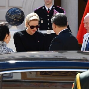 Le prince Albert II et la princesse Charlene de Monaco ont accueilli en visite officielle le président Chinois Xi Jinping et sa femme Peng Liyuan le 24 mars 2019 dans la cour d'honneur du palais princier à Monaco. © Bruno Bebert / Bestimage