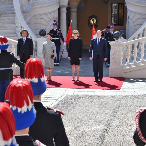 Le prince Albert II et la princesse Charlene de Monaco ont accueilli en visite officielle le président Chinois Xi Jinping et sa femme Peng Liyuan le 24 mars 2019 dans la cour d'honneur du palais princier à Monaco. © Bruno Bebert / Bestimage