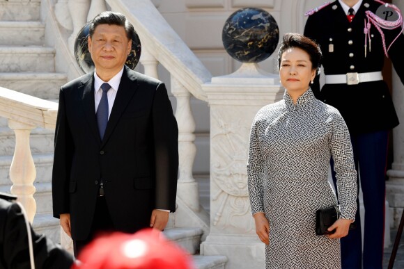 Le prince Albert II et la princesse Charlene de Monaco ont accueilli en visite officielle le président Chinois Xi Jinping et sa femme Peng Liyuan le 24 mars 2019 dans la cour d'honneur du palais princier à Monaco. © Bruno Bebert / Bestimage