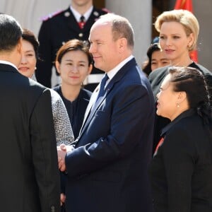 Le prince Albert II et la princesse Charlene de Monaco ont accueilli en visite officielle le président Chinois Xi Jinping et sa femme Peng Liyuan le 24 mars 2019 dans la cour d'honneur du palais princier à Monaco. © Bruno Bebert / Bestimage