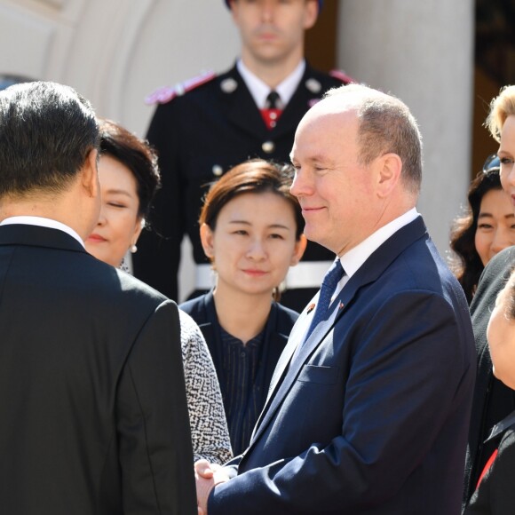 Le prince Albert II et la princesse Charlene de Monaco ont accueilli en visite officielle le président Chinois Xi Jinping et sa femme Peng Liyuan le 24 mars 2019 dans la cour d'honneur du palais princier à Monaco. © Bruno Bebert / Bestimage
