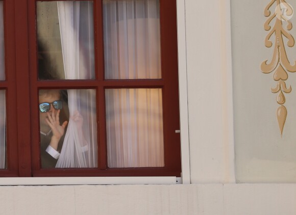 Le prince héréditaire Jacques de Monaco observe discrètement par la fenêtre du palais la cérémonie protocolaire de bienvenue lors de l'arrivée du président chinois Xi Jinping, accueilli à Monaco par le prince Albert et la princesse Charlene le 24 mars 2019. © JC Vinaj/Pool/Bestimage