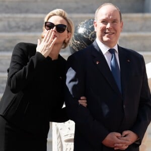 Le prince Albert II et la princesse Charlene de Monaco, qui envoie ici des baisers à son fils le prince Jacques, apparu à la fenêtre, ont accueilli en visite d'Etat le président Chinois Xi Jinping et sa femme Peng Liyuan le 24 mars 2019 dans la cour d'honneur du palais princier à Monaco. © David Nivière / Pool / Bestimage