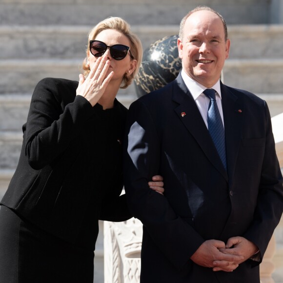 Le prince Albert II et la princesse Charlene de Monaco, qui envoie ici des baisers à son fils le prince Jacques, apparu à la fenêtre, ont accueilli en visite d'Etat le président Chinois Xi Jinping et sa femme Peng Liyuan le 24 mars 2019 dans la cour d'honneur du palais princier à Monaco. © David Nivière / Pool / Bestimage