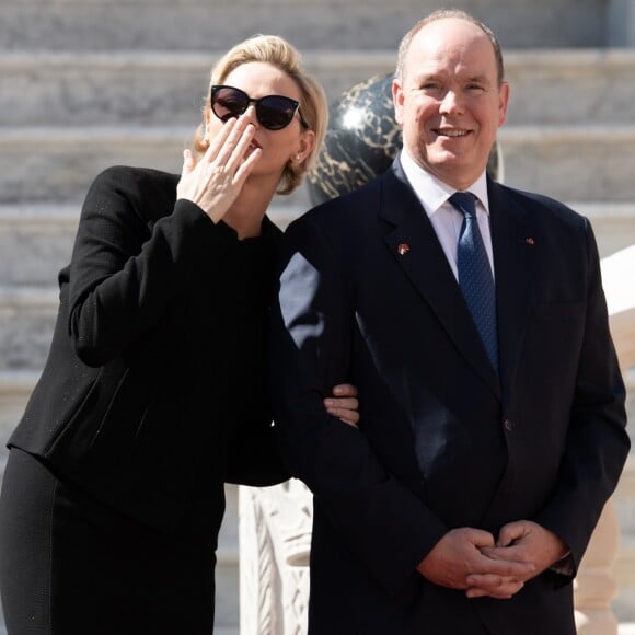 Le prince Albert II et la princesse Charlene de Monaco, qui envoie ici des baisers à son fils le prince Jacques, apparu à la fenêtre, ont accueilli en visite d'Etat le président Chinois Xi Jinping et sa femme Peng Liyuan le 24 mars 2019 dans la cour d'honneur du palais princier à Monaco. © David Nivière / Pool / Bestimage