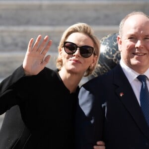 La princesse Charlene de Monaco, qui fait ici coucou à son fils le prince Jacques, apparu à la fenêtre, et le prince Albert II ont accueilli en visite d'Etat le président Chinois Xi Jinping et sa femme Peng Liyuan le 24 mars 2019 dans la cour d'honneur du palais princier à Monaco. © David Nivière / Pool / Bestimage