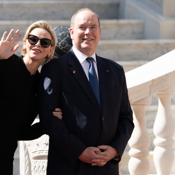 La princesse Charlene de Monaco, qui fait ici coucou à son fils le prince Jacques, apparu à la fenêtre, et le prince Albert II ont accueilli en visite d'Etat le président Chinois Xi Jinping et sa femme Peng Liyuan le 24 mars 2019 dans la cour d'honneur du palais princier à Monaco. © David Nivière / Pool / Bestimage