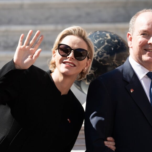 La princesse Charlene de Monaco, qui fait ici coucou à son fils le prince Jacques, apparu à la fenêtre, et le prince Albert II ont accueilli en visite d'Etat le président Chinois Xi Jinping et sa femme Peng Liyuan le 24 mars 2019 dans la cour d'honneur du palais princier à Monaco. © David Nivière / Pool / Bestimage