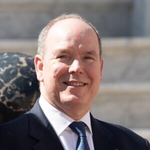 La princesse Charlene de Monaco, qui fait ici coucou à son fils le prince Jacques, apparu à la fenêtre, et le prince Albert II ont accueilli en visite d'Etat le président Chinois Xi Jinping et sa femme Peng Liyuan le 24 mars 2019 dans la cour d'honneur du palais princier à Monaco. © David Nivière / Pool / Bestimage