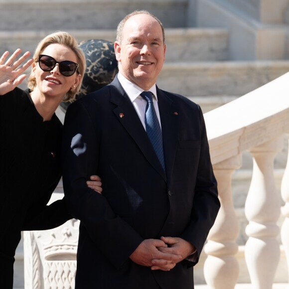 La princesse Charlene de Monaco, qui fait ici coucou à son fils le prince Jacques, apparu à la fenêtre, et le prince Albert II ont accueilli en visite d'Etat le président Chinois Xi Jinping et sa femme Peng Liyuan le 24 mars 2019 dans la cour d'honneur du palais princier à Monaco. © David Nivière / Pool / Bestimage