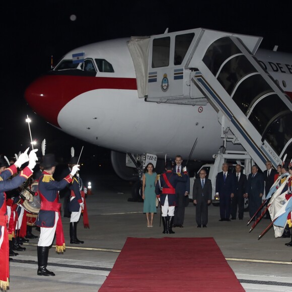 Le roi Felipe VI et la reine Letizia d'Espagne, arrivent à Buenos Aires en Argentine pour une visite d'Etat de trois jours, le 24 mars 2019.